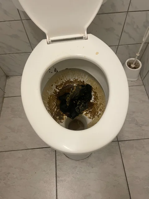 A WC-csészében elakadt idegen tárgy