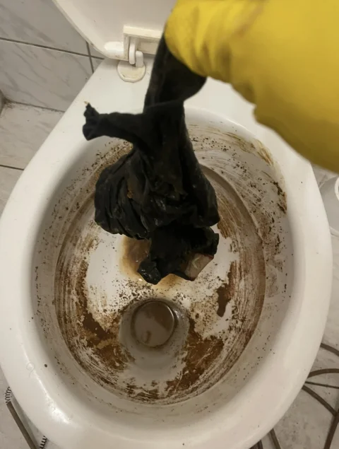 A WC-ből eltávolított textil, amely a dugulást okozta