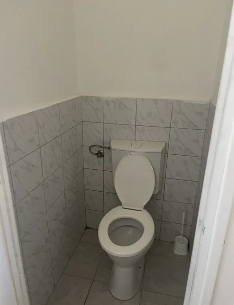 Tiszta, szabadon lefolyó WC a duguláselhárítás után